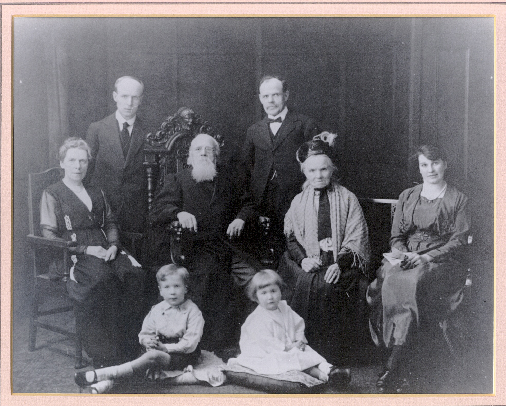 [Photo of Deakin family, 900 kbytes]